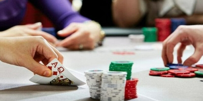 Cách chơi poker ở vòng đầu